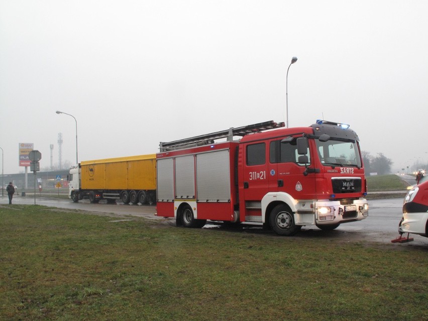 Wypadek na Maratońskiej. Zderzenie ciężarówki z bmw [ZDJĘCIA]