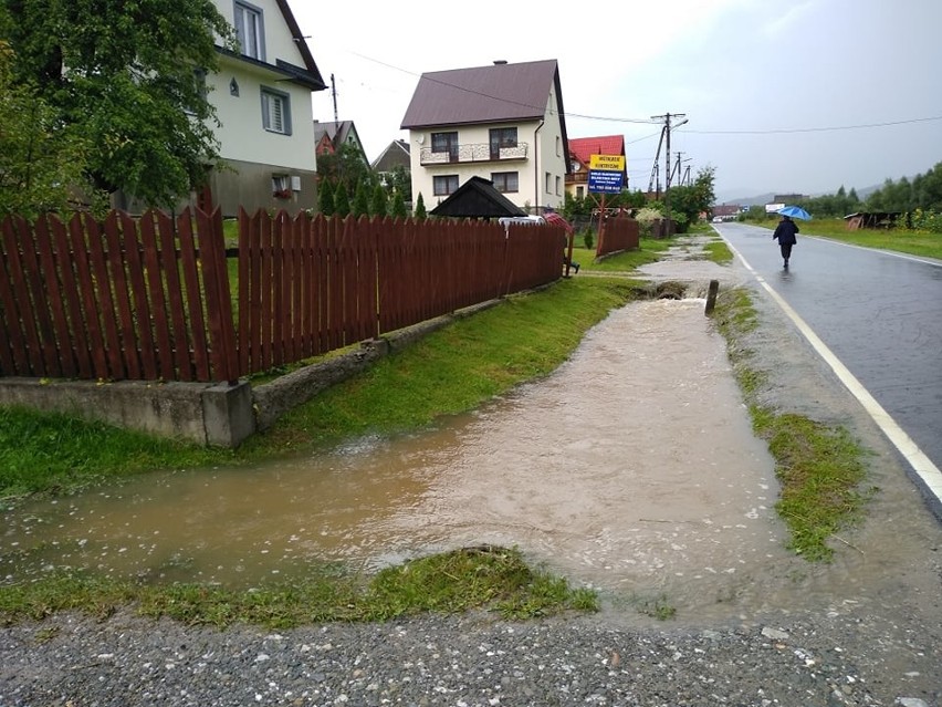 Orawa. Oberwanie chmury w Lipnicy Małej. Domy zalewa woda [NOWE ZDJĘCIA]