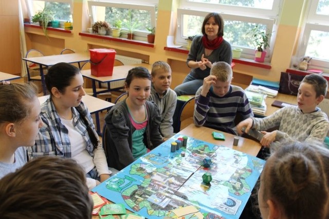 Dziesiątka uczniów z Jastrzębia pod Namysłowem reprezentowała swoją malutką szkołę na Stadionie Narodowym. To nagroda za trzecie miejsce w konkursie ekologicznym.