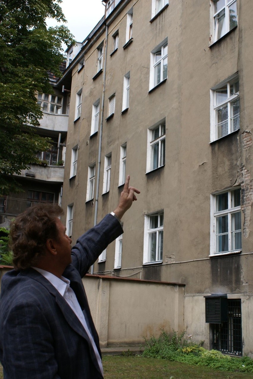 Krzysztof Krawczyk na Wierzbięcicach pokazuje okna...