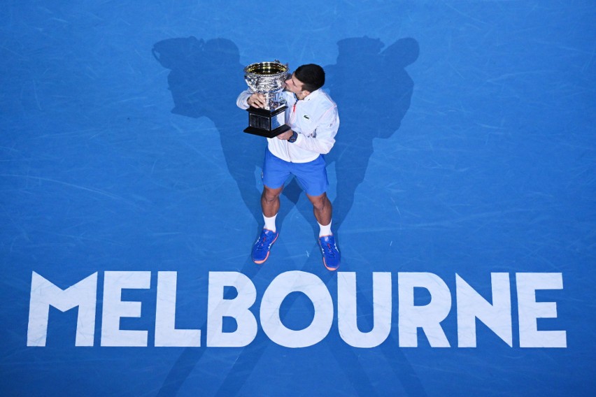 Novak Djokovic nie mógł poświętować po zwycięstwie w finale AO. Zrobi to dopiero po powrocie do Europy