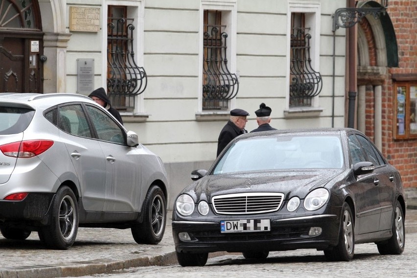 Wrocław: Ostrów Tumski zamienił się w wielki parking (ZDJĘCIA)