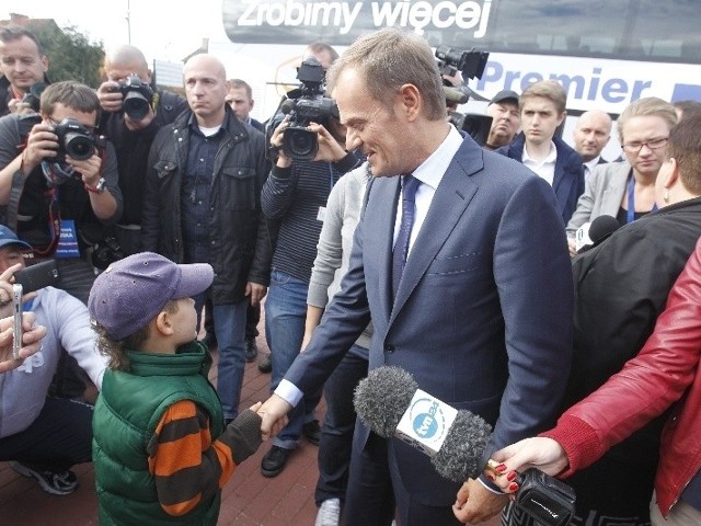 Premier Donald Tusk wita się z mieszkańcami Płot.