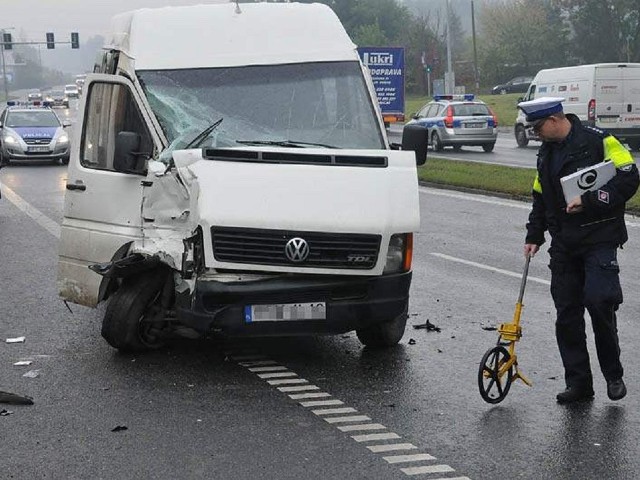 Zderzenie busa z ciężarówką przy Al. Armii Krajowej w Bydgoszczy