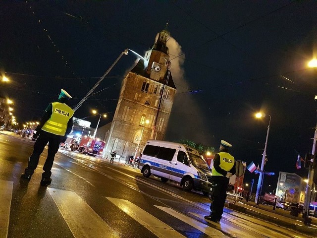 W związku z pożarem katedry w Gorzowie i związanymi z tym działaniami służb, wprowadzono zmiany w organizacji ruchu w centrum miasta. Sytuacja związana z ruchem drogowym w centrum Gorzowa Wlkp., która nie była łatwa z uwagi na liczne remonty gorzowskich dróg jeszcze bardziej skomplikowała się po dramatycznych wydarzeniach związanych z pożarem katedry. W związku z tym w najbliższym czasie niezbędne jest wprowadzenie zmian w organizacji ruchu. Centrum Gorzowa, szczególnie kierowcy, powinni omijać. Dlatego najbardziej optymalnym rozwiązaniem wydaje się przejazd Trasą Nadwarciańską. Co prawda w ograniczonym zakresie kierowcy osobówek będą mogli skorzystać z Mostu Staromiejskiego ale z pewnością będą musieli uzbroić się w cierpliwość.Na kolejnych zdjęciach w galerii zobaczysz, jak jeździć po Gorzowie.Zobacz też: Pożar katedry w Gorzowa. Mamy zdjęcia wnętrza zalanego kościoła. Wykonał je ks. Marcin [GALERIA]Zobacz też: Pożar katedry w Gorzowie. Demontaż iglicy - materiał z drona