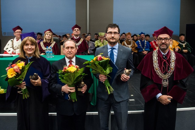 Święto Uniwersytetu Gdańskiego 2018, laureaci Nagrody Nauczyciel roku im. Krzysztofa Celestyna Mrongowiusza za rok 2017, od lewej: prof. Ewa Bagińska z Wydziału Prawa i Administracji UG, prof. Stanisław Pogorzelski z Wydziału Matematyki, Fizyki i Informatyki UG oraz dr inż. Krzysztof Żamojć z Wydziału Chemii UG. Nagrody wręczył Prof. Piotr Stepnowski Prorektor ds. Nauki UG (pierwszy z prawej).