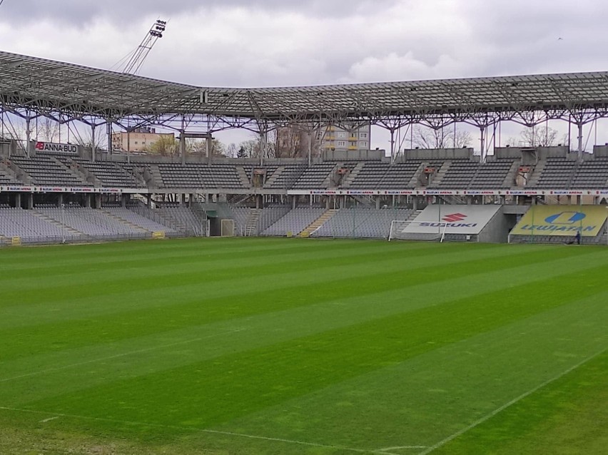 Trwają prace na boisku na Suzuki Arenie przed hitowym meczem Korony Kielce z Arką Gdynia w Fortuna 1 lidze