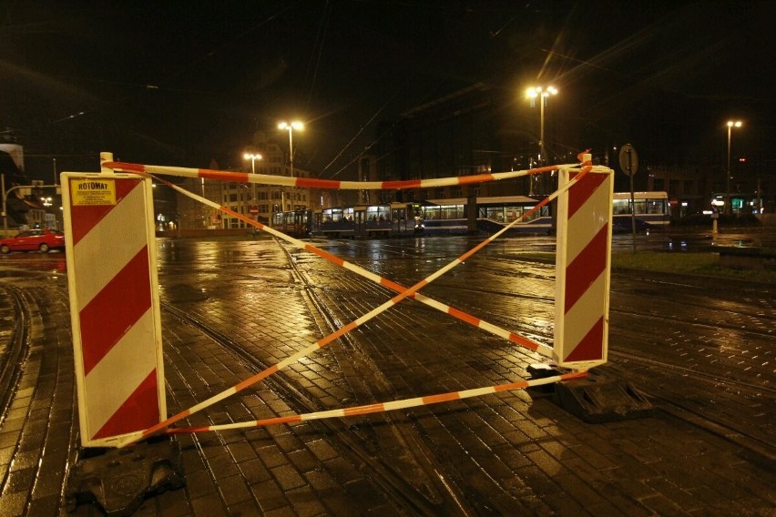 Wrocław po awarii wodociągowej. Tunel zamknięty, tramwaje wracają na trasy (ZDJĘCIA, FILMY)