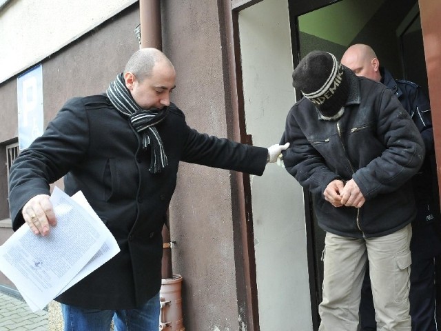Policjanci wyprowadzają Bogdana z sądu w Drawsku Pomorskim. Ze względów higienicznych w gumowych rękawiczkach na dłoniach. Bezdomny został aresztowany na trzy miesiące. Trwają poszukiwania szczątków ciała ofiary.