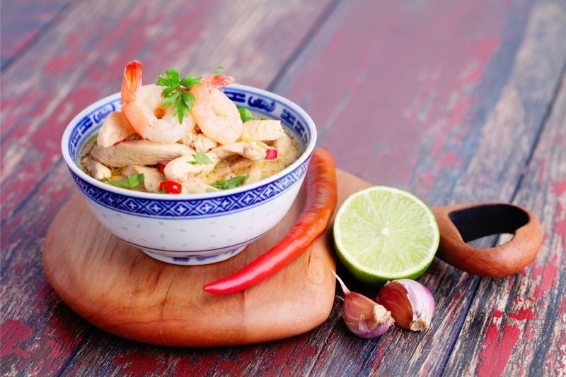 Zupa Tom Yum Goong to jedno z najpopularniejszych dań kuchni...