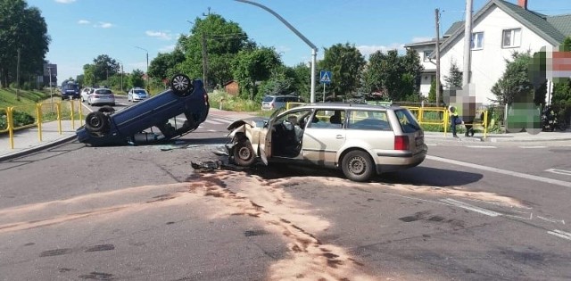 Knyszyn. Wypadek na DK 65. Zderzenie hyundaia z passatem. 4 osoby ranne, wezwano śmigłowiec LPR