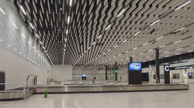 W terminalu lotniska sprawdzano poprawność działania wszystkich urządzeń lotniskowych.