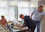 Młodzież z bursy Zespołu Szkół Zawodowych numer 1 w Starachowicach uczyła się gotować pod nadzorem Michała Wojtyszka. Zobacz zdjęcia