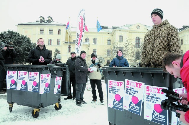 - Jak żyć normalnie na nienormalnej umowie śmieciowej? - pytał wczoraj w Bydgoszczy m.in. Karol Lewandowski (w koszu po prawej)