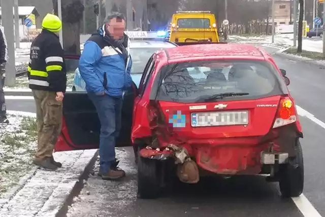 Do zdarzenia doszło w czwartek, 18 stycznia, na ul. Walczaka w Gorzowie. Kierujący toyotą uderzył w tył chevroleta. Na szczęście nikomu nic się nie stało.Wszystko wydarzyło się z samego rana. Kierowcy toyoty i chevroleta jechali ul. Walczaka w tym samym kierunku. – Kierujący chevroletem podczas zmiany pasa ruchu zajechał drogę toyocie – relacjonuje nadkom. Marek Waraksa, naczelnik gorzowskiej drogówki. Doszło do zderzenia. Toyota uderzyła w tył chevroleta. 55-letni kierowca chevroleta dostał mandat w wysokości 300 zł i 6 punktów karnych za spowodowanie kolizji.- Mimo doskonałej widoczności pamiętajmy, że na drogach jest ślisko. Zwalniając i zachowując ostrożność nie wpadniemy w pułapkę oblodzonej jezdni – mówi nadkom. Waraksa.Czytaj też: Horror na drogach w Zielonej Górze. Korki, zablokowane drogi. Miasto stoi. Zobacz też: Śnieżyca w Gorzowie