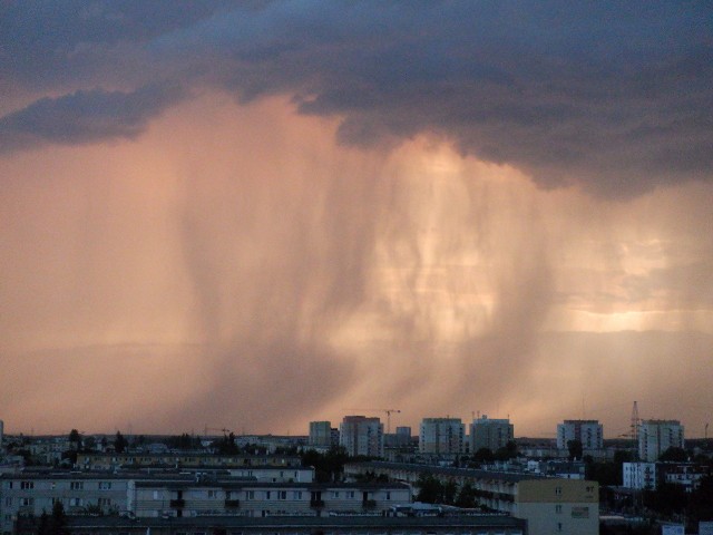 W niedzielny wieczór przez nasz region przeszedł chłodny i mokry front atmosferyczny (na zdjęciu). Pogoda zmieniła się diametralnie.