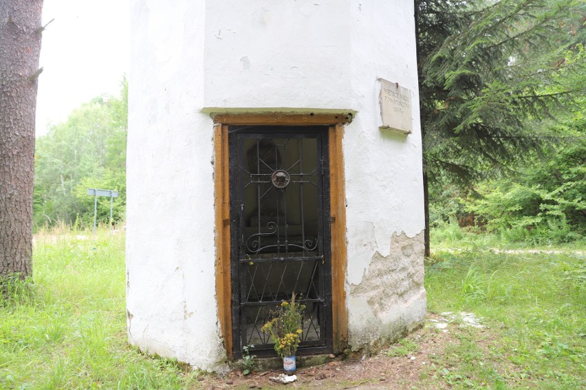 Unikatowa, najstarsza kapliczka w Polsce zostanie odrestaurowana. Cenny zabytek stoi na terenie Nadleśnictwa Ostrowiec. Zobaczcie zdjęcia