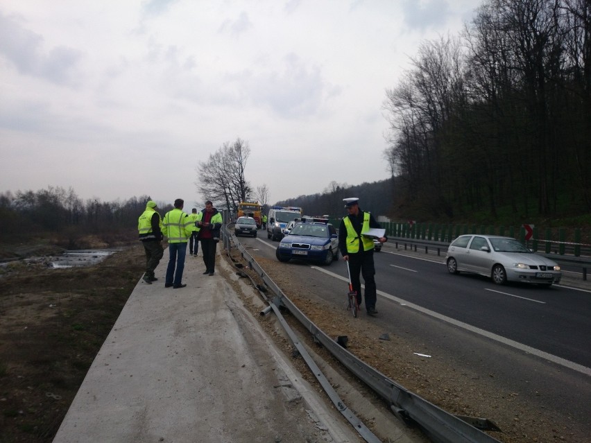 Wiślica: Ciągnik przewrócił się na DK 81. Droga jest już przejezdna [NOWE ZDJECIA]