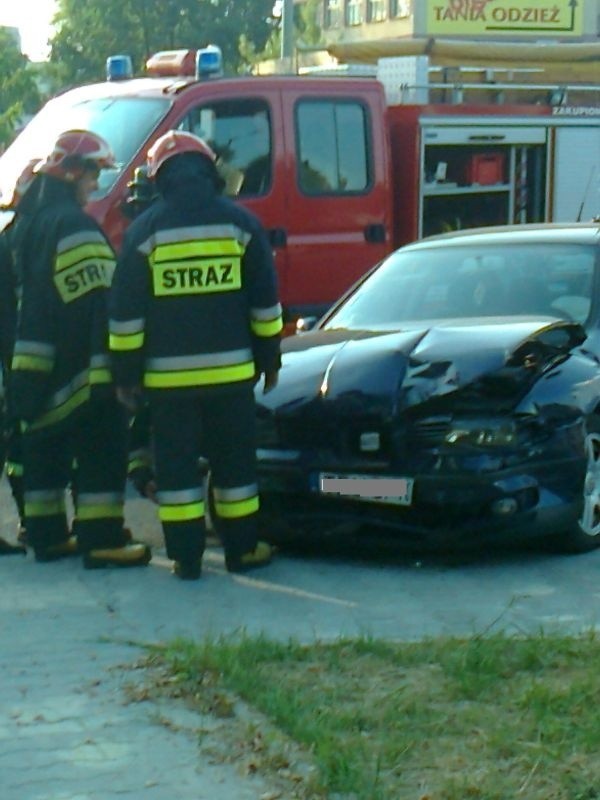 Kierowca Fiata Bravo przejechał na czerwonym świetle skrzyżowanie ulicy Krakowskiej z Oględowską i zderzył się z jadącym ulicą Krakowską Seatem Toledo. W wyniku wypadku ucierpiał 11 - letni pasażer Seata Toledo.