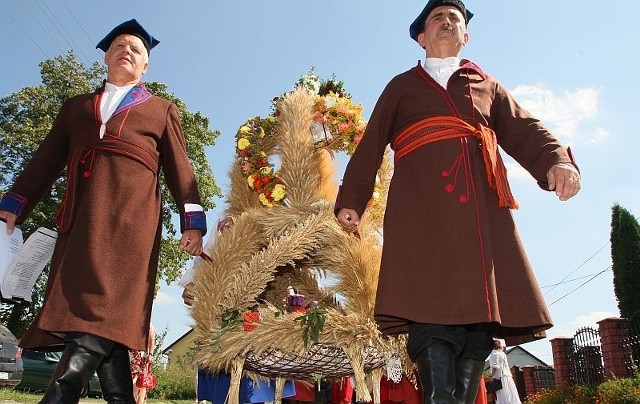 Dożynki w Nowinach to festiwal wieńców i strojów ludowych.