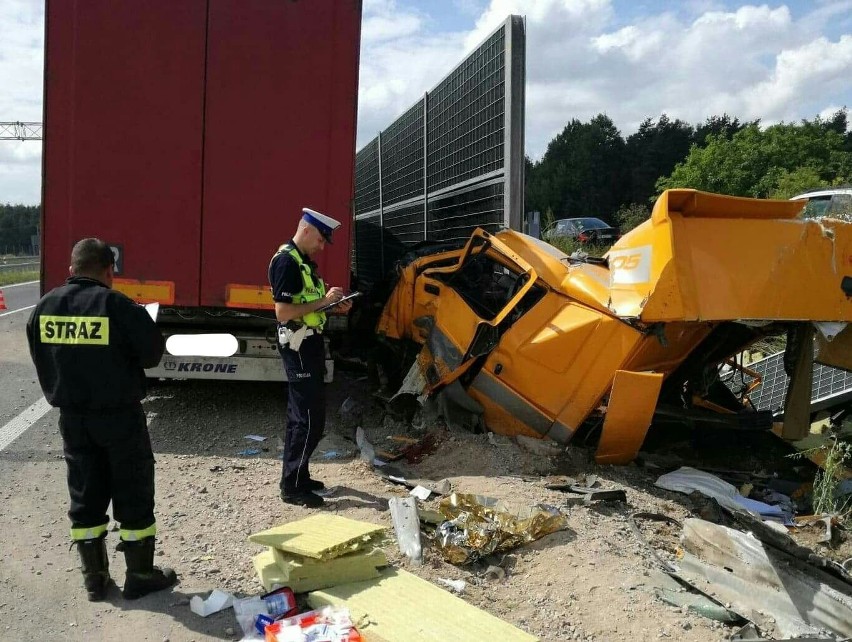 Wypadek na DK8. Samochód ciężarowy wjechał w ekran