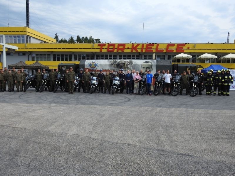 Świętokrzyscy terytorialsi ćwiczyli jazdę na motocyklach na torze w Miedzianej Górze. Zobaczcie zdjęcia