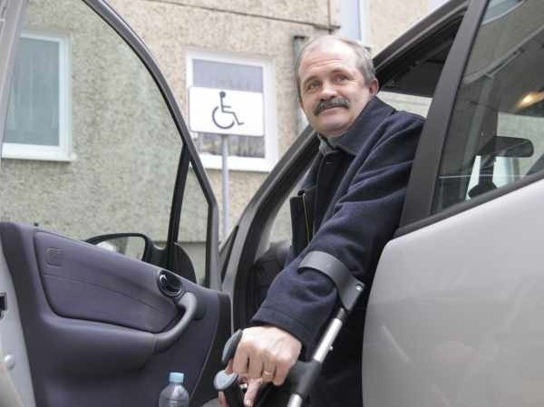 - Niestety służby nie moga karać mandatami kierowców parkujących niewłaściwie na parkingach np. przy marketach - mówi Adam Chwastowski, niepełnosprawny opolanin.