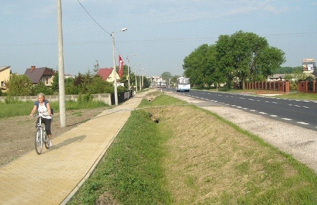 Dzięki chodnikowi znacznie bezpieczniej można teraz dojść i dojechać do "osiedla mleczarskiego&#8221;. 