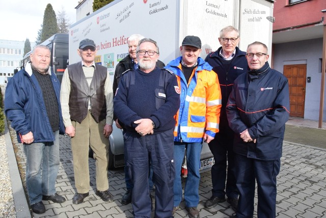 Transport darów przywiozła cała ekipa kawalerów maltańskich, od lewej: Piotr Leja, Jan Franczyk, Hans Ryschka, Bernhard Serwuschok, Alwin Kreinest, Ernst Möhlmann, Werner Büscherhoff.