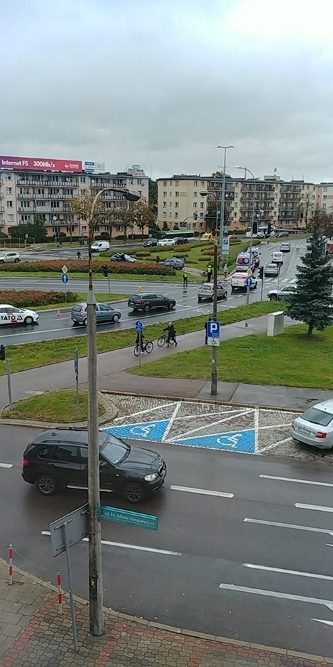 Wypadek na alei Piłsudskiego w Białymstoku. Samochód potrącił kobietę na przejściu dla pieszych (zdjęcia)