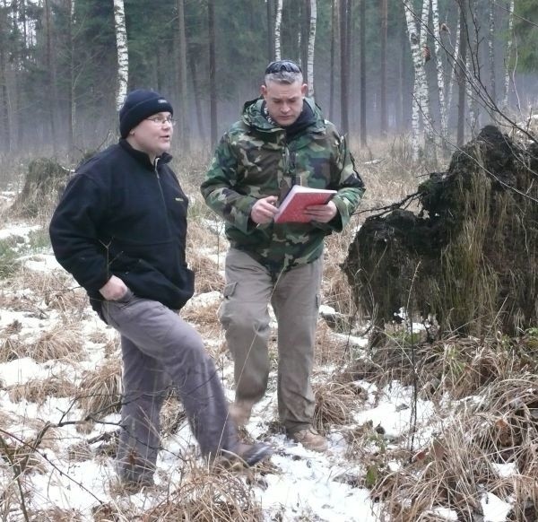 James Powers (z prawej) z Piotrem Witkiem na miejscu katastrofy liberatora zestrzelonego 17 grudnia 1944 roku.