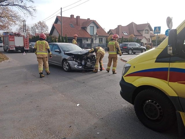 Kierowca jednego z pojazdów został poszkodowany, a następnie zabrany przez zespół ratownictwa medycznego do szpitala w Bydgoszczy.