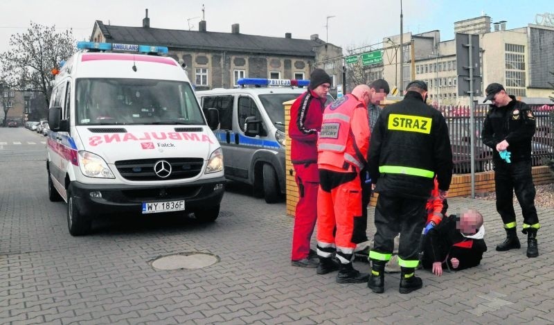 - Gdzie pana boli ?- pytali ratownicy osłabionego...