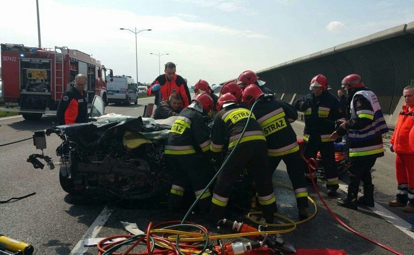 Wypadek na AOW. To on uratował życie kierowcy toyoty