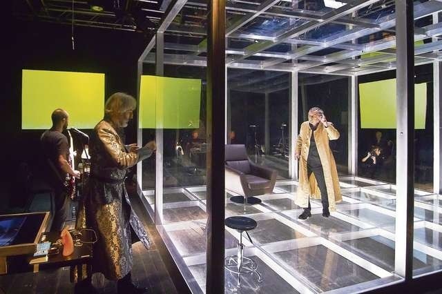 Aktorzy w bydgoskiej inscenizacji „Samuela Zborowskiego” grają wewnątrz i na zewnątrz przestrzeni, wyznaczonej przez szklane ścianki