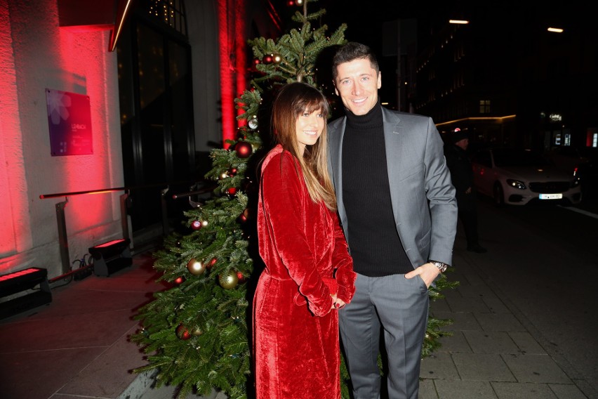 Anna i Robert Lewandowscy na imprezie świątecznej Bayernu....