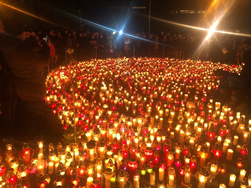 Największe serce świata zapłonęło z 27 tysięcy zniczy na Placu Solidarności w Gdańsku. "Jego śmierć nie pójdzie na marne" [zdjęcia, wideo]