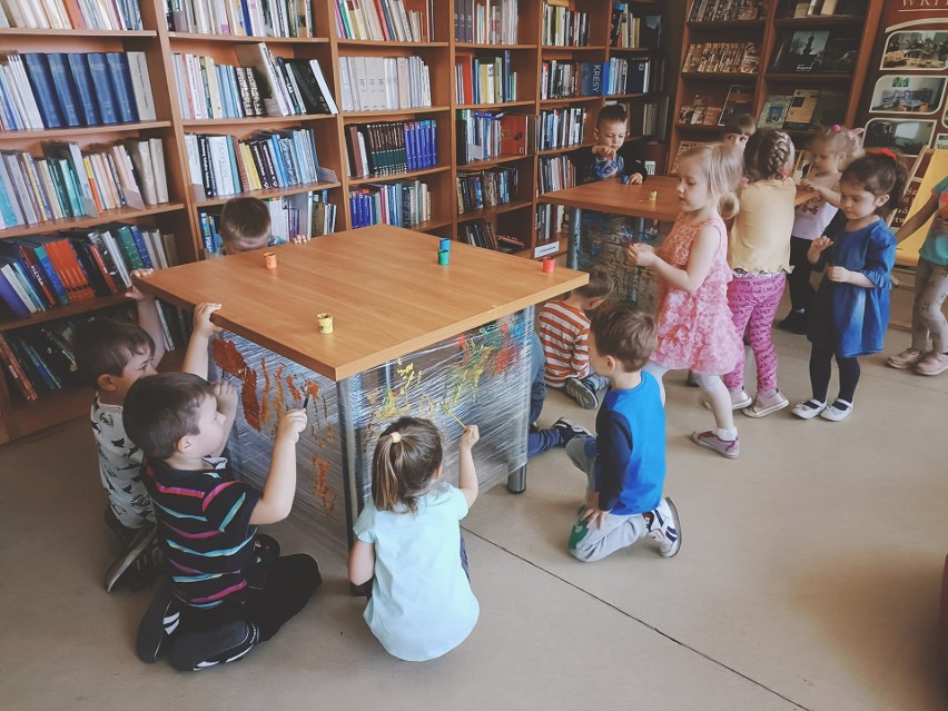 Święto Bibliotek w Rytwianach. Było czytanie bajek i plastyczne warsztaty 