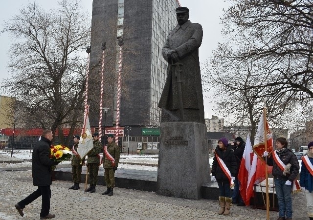Składanie kwiatów pod pomnikiem Józefa Piłsudskiego.