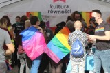 "Miasteczko Równości" na placu Solnym we Wrocławiu. Uczestnicy dzisiejszego Marszu Równości już się gromadzą [ZDJĘCIA]