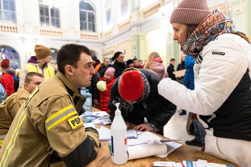 Uchodźcy na dworcu PKP w Przemyślu i w budynku po Tesco.