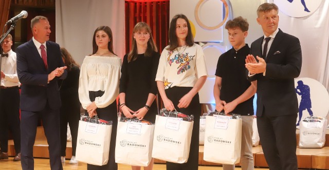 Podczas uroczystości nagrody i statuetki otrzymali najlepsi sportowcy reprezentujący gminy powiatu radomskiego.