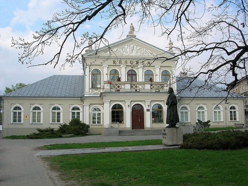 "W malinowym chruśniaku" w Iłży - "Kartoteka" Tadeusza Różewicza w wykonaniu Stowarzyszenia Teatr Resursa