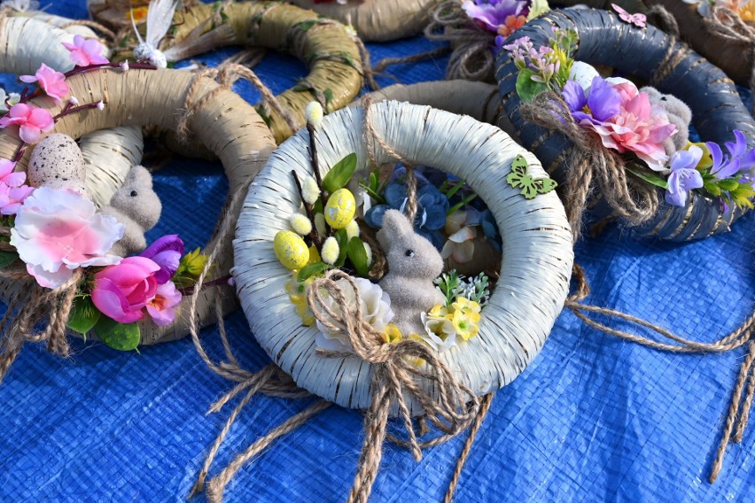 Wielkanocne szaleństwo na giełdzie w Miedzianej Górze. Są koszyki, zajączki, palmy i ciekawe dekoracje na stół. Zobacz zdjęcia