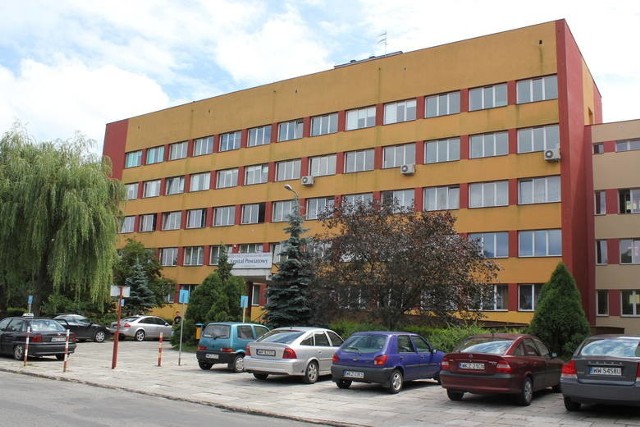 Szpital powiatowy w Kozienicach po wykryciu ognisk koronawirusa wstrzymał przyjęcia pacjentów.