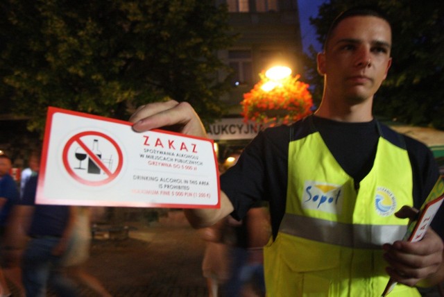 W weekend Sopot odwiedziły tłumy. Było więcej patroli policji; rozdawano ulotki, w których ostrzegano o karach za picie alkoholu w zabronionych miejscach