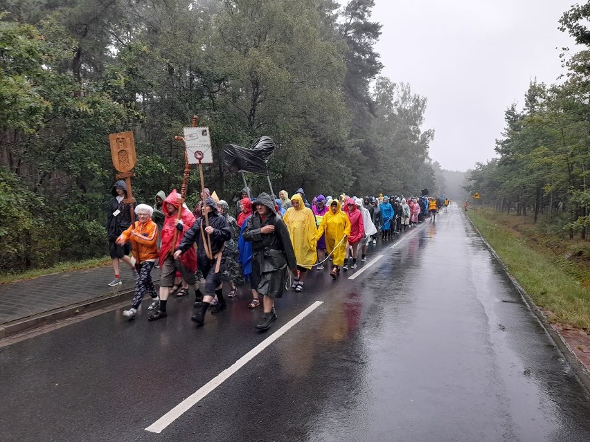 Pątnicy z Sieradza pokonują w poniedziałek ponad 30 kilometrów w ulewnym deszczu ZDJĘCIA