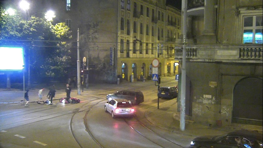 Kamery rejestrują bójki w centrum miasta.