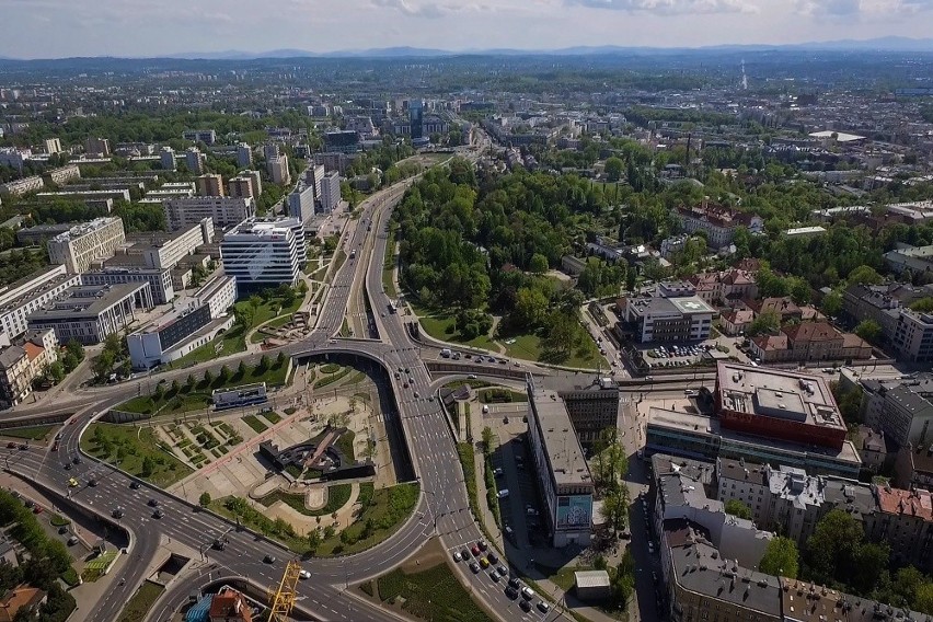 Kraków. Gigantyczny dźwig przy szkieletorze [ZDJĘCIA Z DRONA]