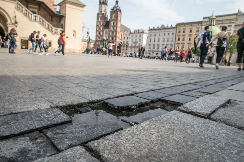 Ubytki w płycie Rynku Głównego w Krakowie